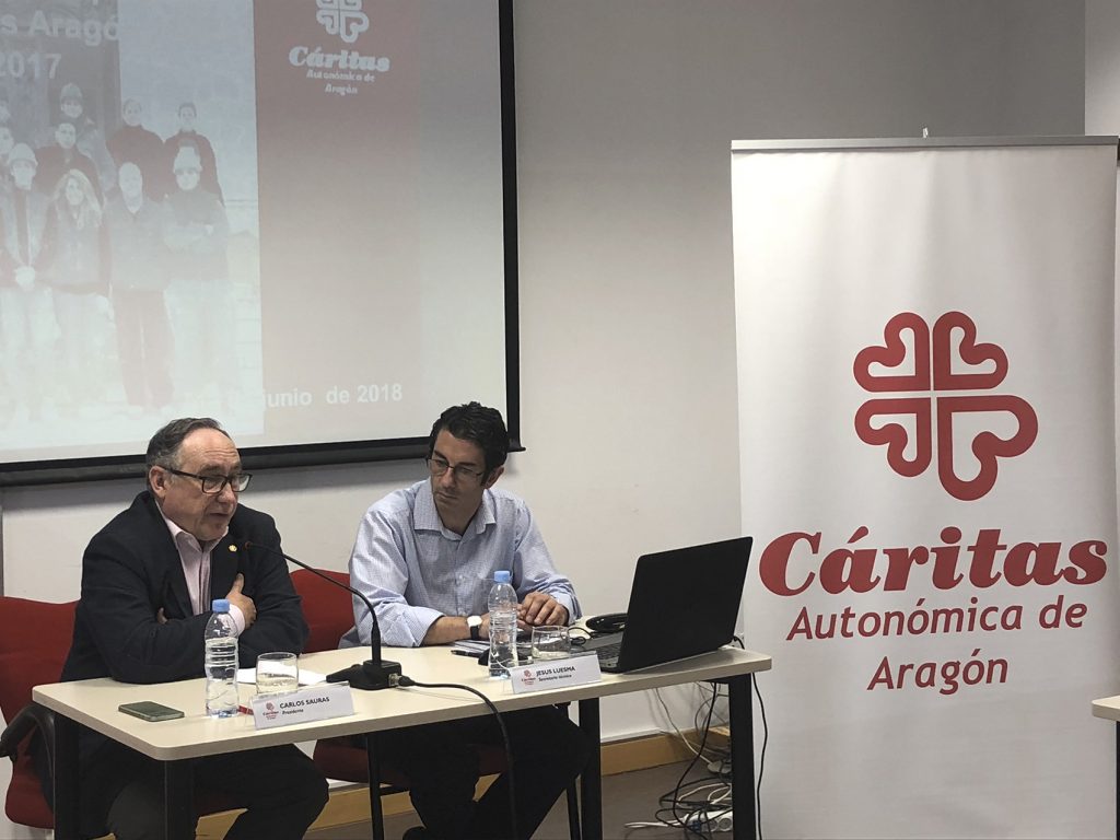 Carlos Sauras y Jesús Luesma, presidente y secretario de Cáritas Aragón, durante la presentación de la memoria.