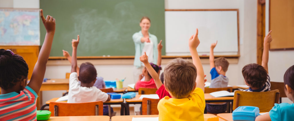 La imagen tiene un atributo ALT vacío; su nombre de archivo es ninos_en_clase-1024x423-1.jpg