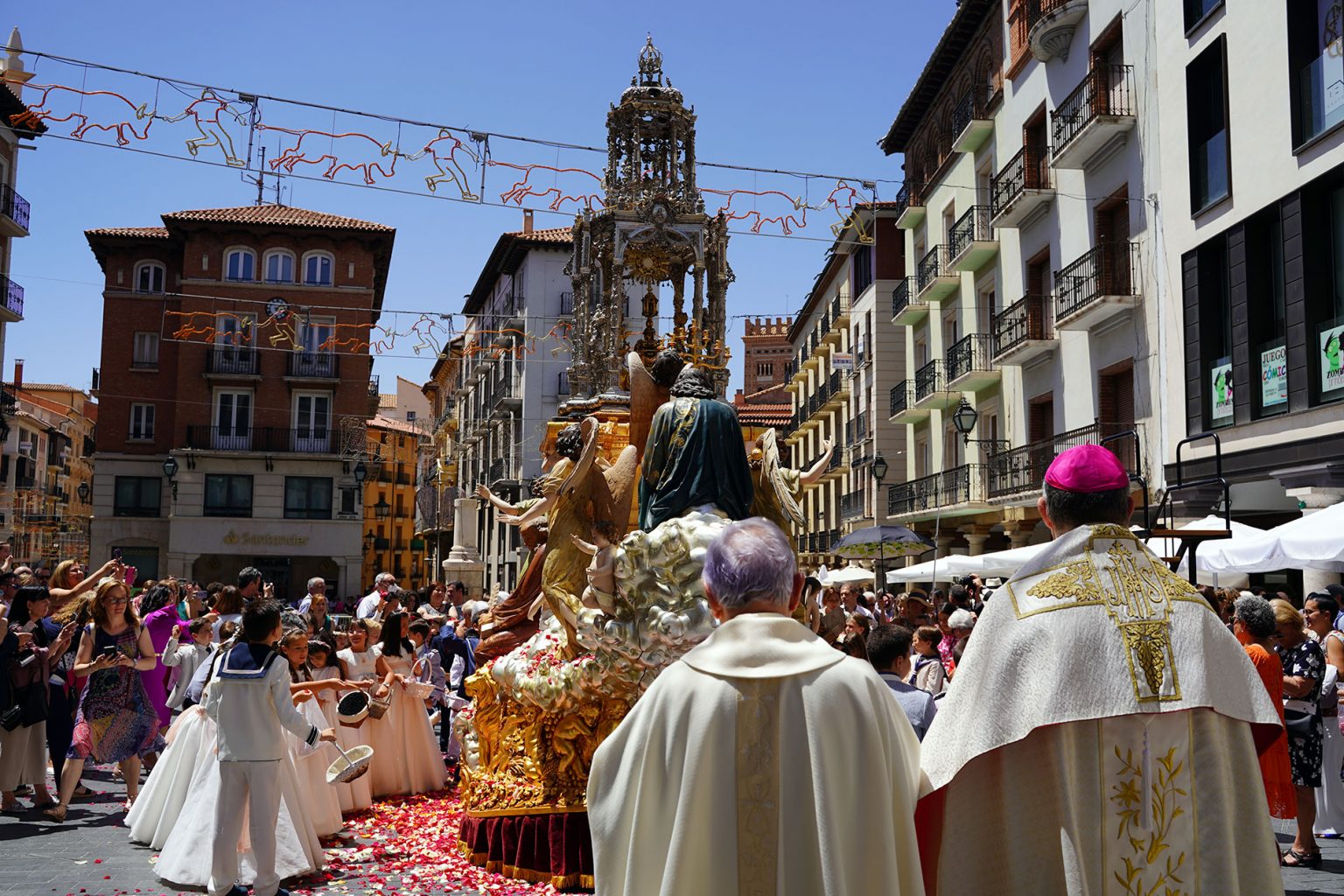 Una procesión del Corpus Christi histórica – Iglesia en Aragon