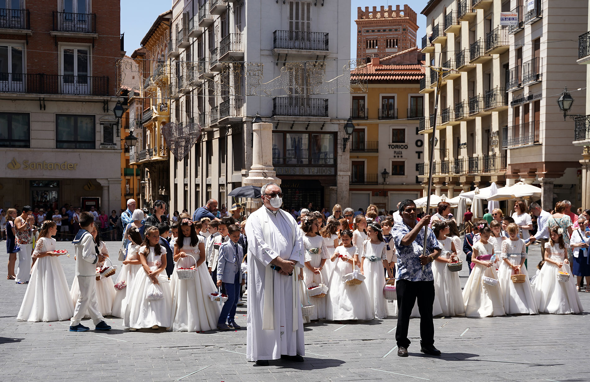 Una procesión del Corpus Christi histórica - Iglesia en Aragon