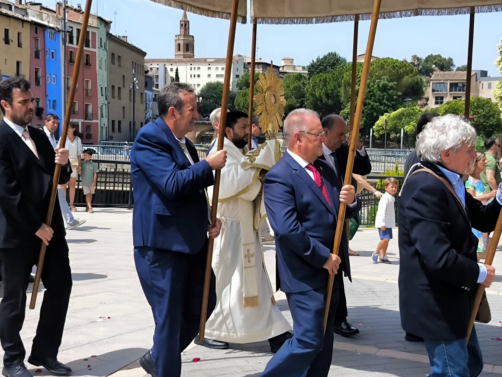 Barbastro celebra el Corpus Christi con el acompañamiento de La Minerva ...