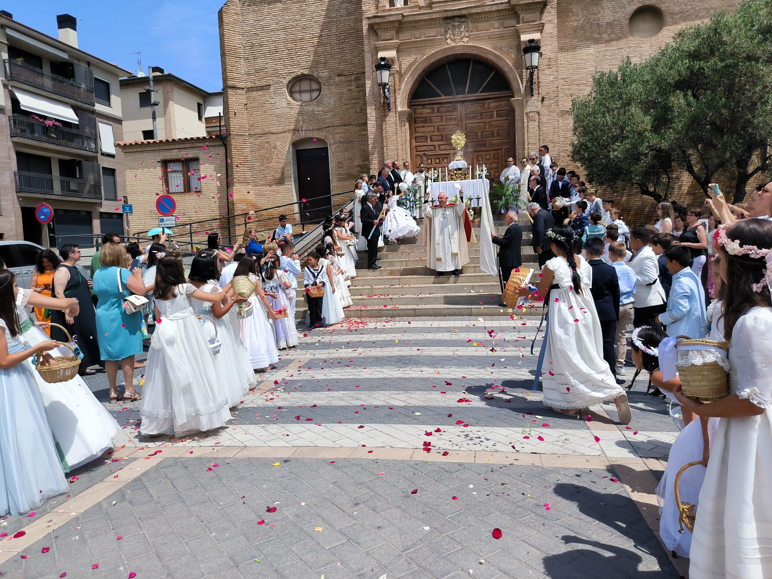 Barbastro celebra el Corpus Christi con el acompañamiento de La Minerva ...