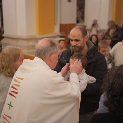 Casi medio centenar de niños reciben la bendición en la celebración de la Candelaria en Teruel