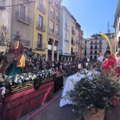 La Cofradía de San José procesiona con la emblemática «Burreta» en el inicio de la Semana Santa barbastrense