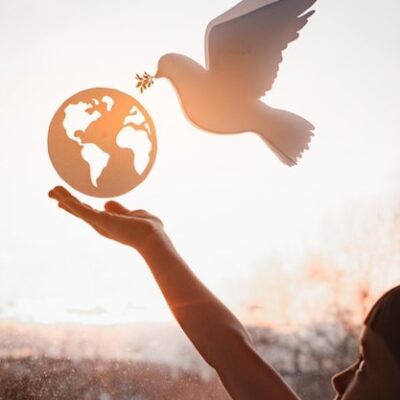 No vivimos en paz. «Ni desarmada, ni desarmante» (León XIV)