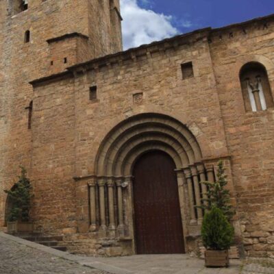 El Obispado de Barbastro-Monzón y Ayuntamiento de Aínsa retoman las visitas turísticas a la Colegiata