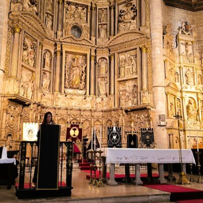 La periodista Irene Pozo pregona la Semana Santa en Barbastro recordando que «la esperanza siempre tiene la última palabra»