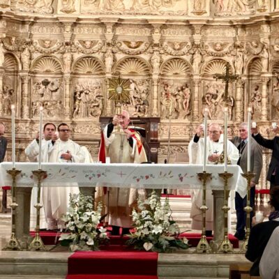 Vigilia de Oración por la Paz en la Catedral de Barbastro, con la luz pascual como símbolo de la paz de Cristo