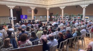 El claustro del Obispado de Teruel se llenó para la presentación del libro de Vicente Altaba sobre sus años en Argentina