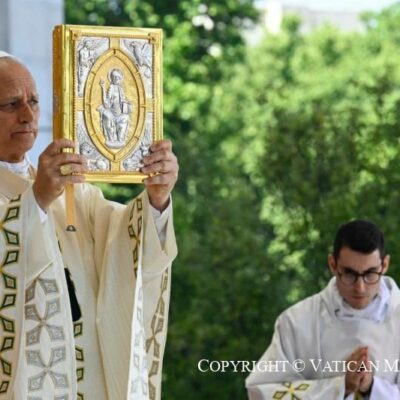 «Que quien me vea a mí vea a Jesús». El diácono aragonés, Álvaro Simón, proclamó el Evangelio en la misa con el Papa