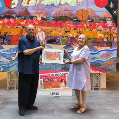 El vicario de Barbastro-Monzón recibe una copia del “cuponazo” de la ONCE dedicado al viaje Apostólico del Papa León XIV a España