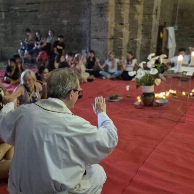Música, oración y silencio: el dinamismo de la «Noche Clara» cautiva a jóvenes y familias en Chalamera