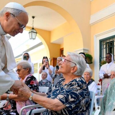 León XIV anima a recuperar la cercanía con los mayores: «Yo no te olvidaré»