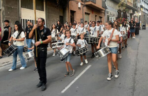 Los Santos Mártires de Teruel vuelven a recorrer las calles de la ciudad acompañados por niños y familias