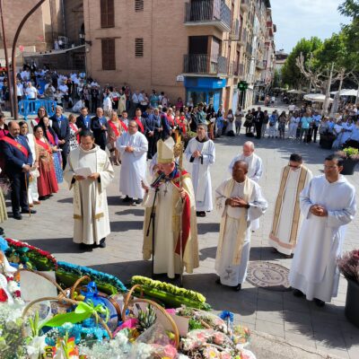 La Peña Ferranca entrega setenta años de historia a la Virgen de El Pueyo en una multitudinaria ofrenda