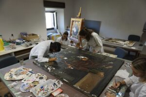 Diez alumnas recuperan cuatro obras de la Iglesia de Santa María de Albarracín en el Curso Superior de Conservación y Restauración de pintura de caballete