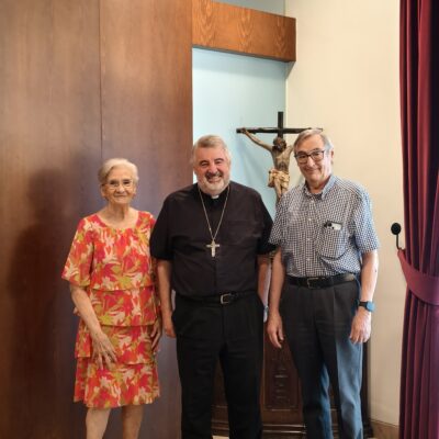 El matrimonio misionero Aznar-Montesinos comparte con el arzobispo sus 38 años de entrega pastoral en Guatemala