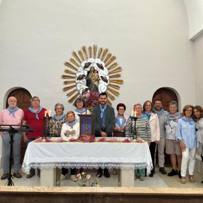 En la primera lluvia de otoño, Binéfar traslada a su patrona con nueva capilla portátil y pañoletas con su imagen
