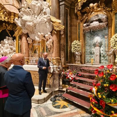 Luis de la Fuente ofrece la Copa del Mundo a la Virgen del Pilar en Zaragoza